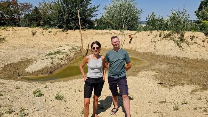 Im Retentionsbecken, das Cambium heuer errichtet hat, holen sich Grünen-Klubobfrau Sandra Krautwaschl und Grünen-Gemeinderat Ernst Heuberger keine nassen Füße, aber auch keine Abkühlung
