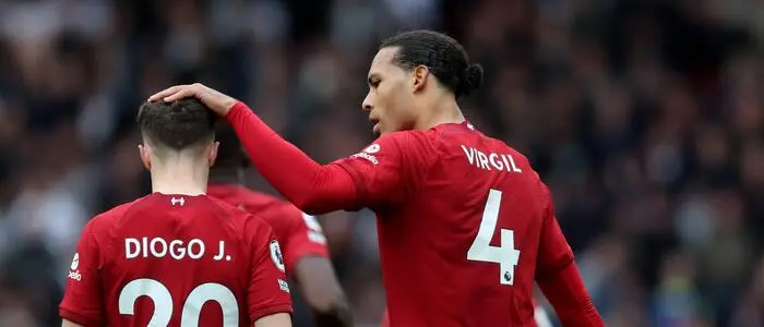 Liverpool-Kapitän Virgil van Dijk mit Diogo Jota