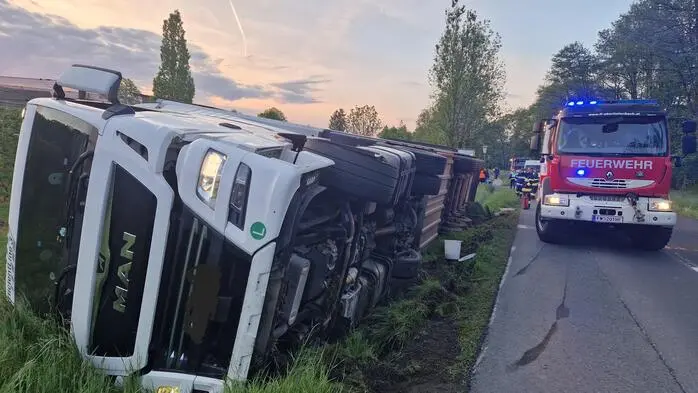 Der Sattelzug dürfte auf der Straße zu weit über das Bankett gekommen sein und kippte auf die Seite