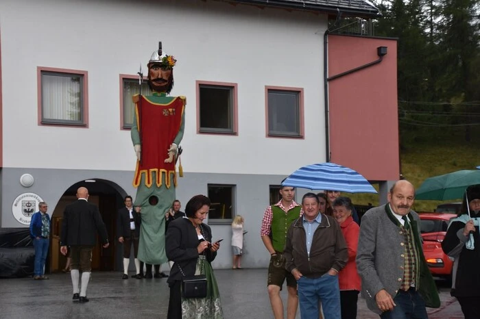 Für den frühen Nachmittag hätte der Samson seine Runde durch den Ort starten sollen, doch starker Regen machte seinen Auftritt samt den Tänzen unmöglich ...