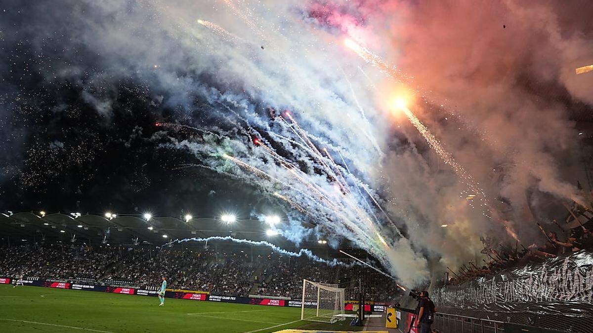 Dieses Feuerwerk einiger Sturm-Fans im Match gegen Salzburg könnte Sturm teuer zu stehen kommen