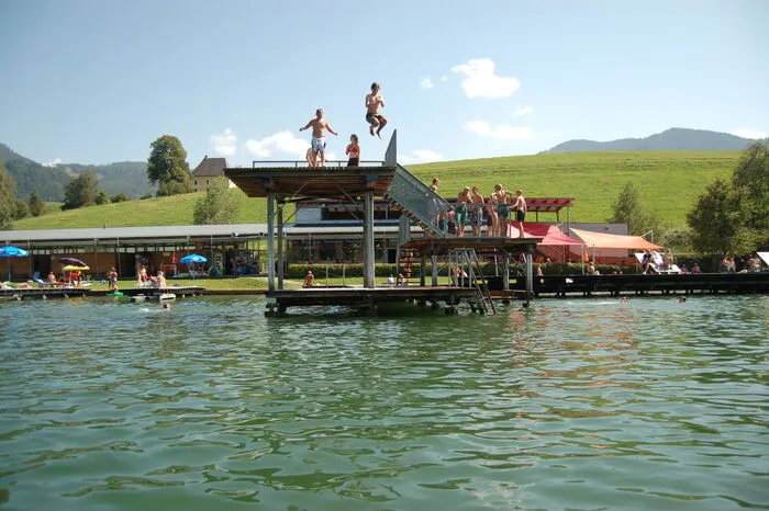 Mit Hilfe von Stegen und über den Sprungturm geht es ab ins Wasser