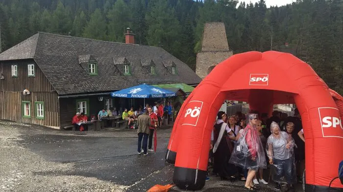 Der Pavillon diente zwischenzeitlich auch als Regenschutz. Rund 200 Wanderer begleiteten Christian Kern bis zur Winterleitner Hütte im Zirbenland.