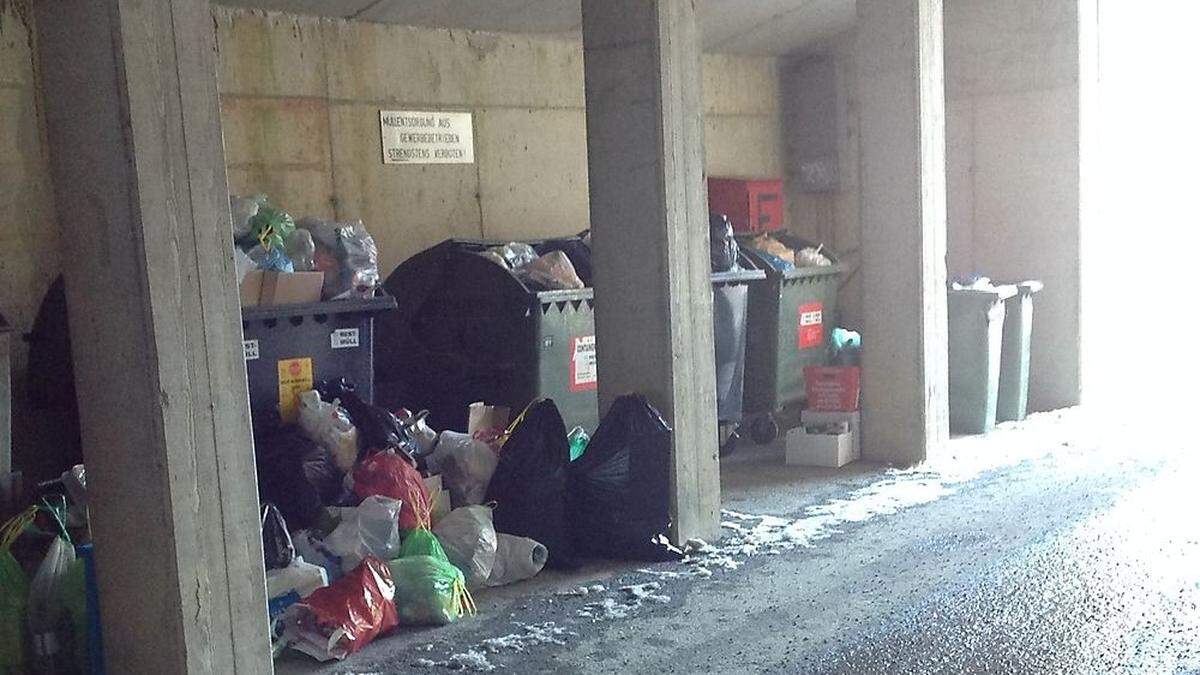 Die Tonnen gehen über, Müllsäcke stapeln sich in einer Müllinsel am Nassfeld