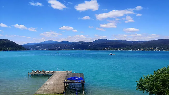 42 Kilometer beträgt der Umfang des größten Sees, des Wörthersees. Der wohl bekannteste und beliebteste Badesee des Landes ist 19,39 Quadratkilometer groß. Insgesamt gibt es in Kärnten 1270 stehende Gewässer mit einer Gesamtfläche von 60 Quadratkilometern, wovon 50 auf Wörther-, Millstätter-, Ossiacher- und Weißensee entfallen.