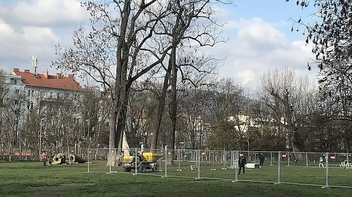 Der bewachte Bauzaun mitten im Augarten