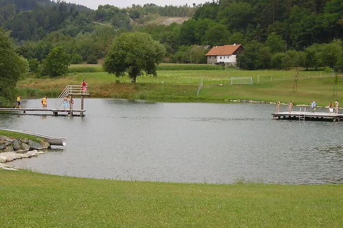 Schwach mesotroph: Auch der Naturbadesee Lavamünd hat sich seit der letzten Untersuchung um eine Note verbessert, und zwar von Gut auf Sehr gut.Temperatur: 25 Grad (Stand 12. August) Tiefe: maximal sechs MeterFläche: 8800 Quadratmeter