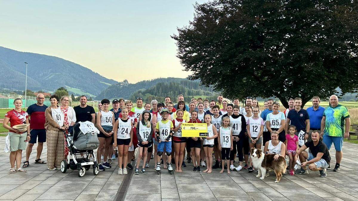 Die &quot;Laps4kids&quot;-Teilnehmer freuten sich gemeinsam mit den Ehrengästen über die gelungene Premiere der Charity-Laufveranstaltung in Weißkirchen