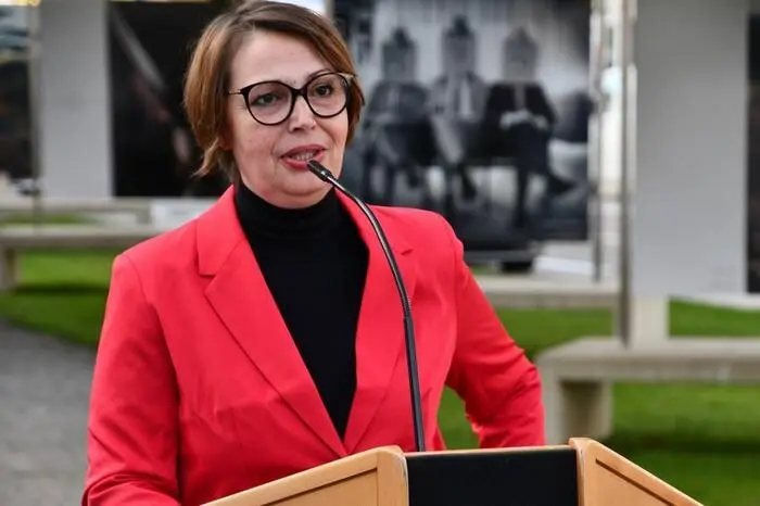 Kulturausschuss-Obfrau Isabella Krainer würdigte Fotografie als emotionale, erzählende Kunstform, in der „in jedem Gesicht eine ganze Welt steckt“.
