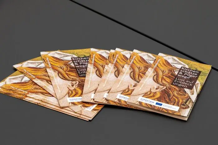 Die neue Broschüre informiert über Kirchen, Kulturschätze und den Pilgerweg „Hoch und Heilig“