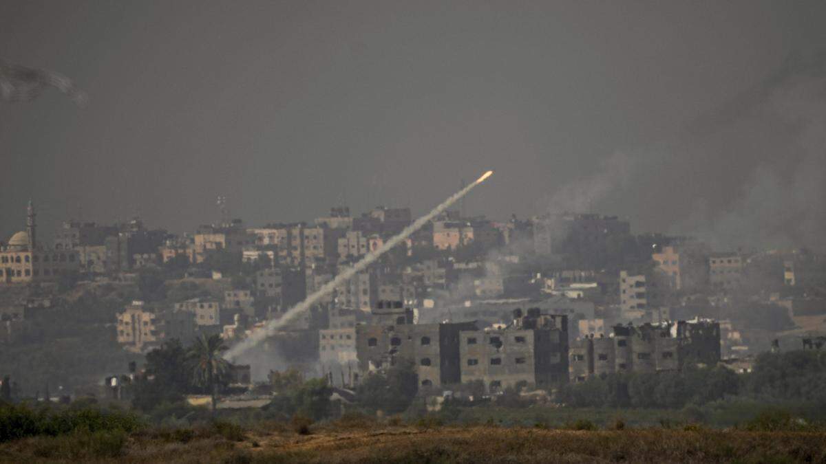 Mit Luftschlägen und kleineren Trupps bereitet Israel eine größere Bodenoffensive im Gazastreifen vor.