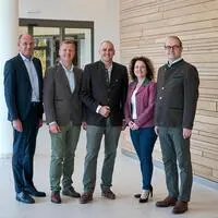 Ihre regionale Eigenständigkeit geben die Genossenschaften mit dem Schritt nicht auf: Alexander Pilarksi, Uwe Borchardt, Maximilian Endisch, Brigitte Marzi-Paulitsch, Johannes Schuster