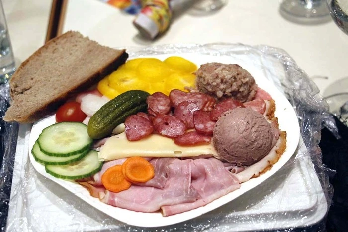 Die herzhaften kulinarischen "Verführer" wurden gerne mit den Sitznachbarn geteilt.