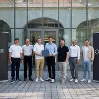 SEG Automotive und Easelink geben ihre Zusammenarbeit bekannt. Hermann Stockinger, Easelink-Gründer (Mitte), mit SEG-Manager Gunter Meyer (3. von links)