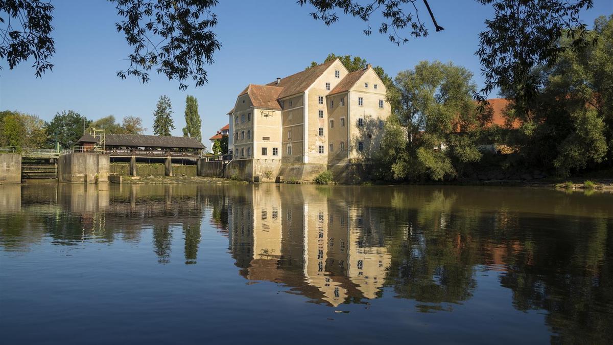 In Fehring steht das Kleinwasskraftwerk der Berghofer Mühle im Fokus