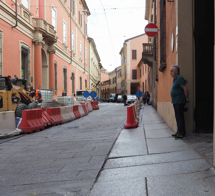 Umarell: Senioren, die Baustellen beobachten. 