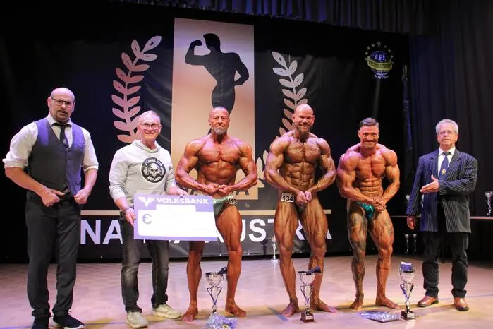 Der ehemalige Bodybuilding-Europameister Walter Stückler konnte noch während der Veranstaltung einen Scheck über 4.100,- Euro übergeben.