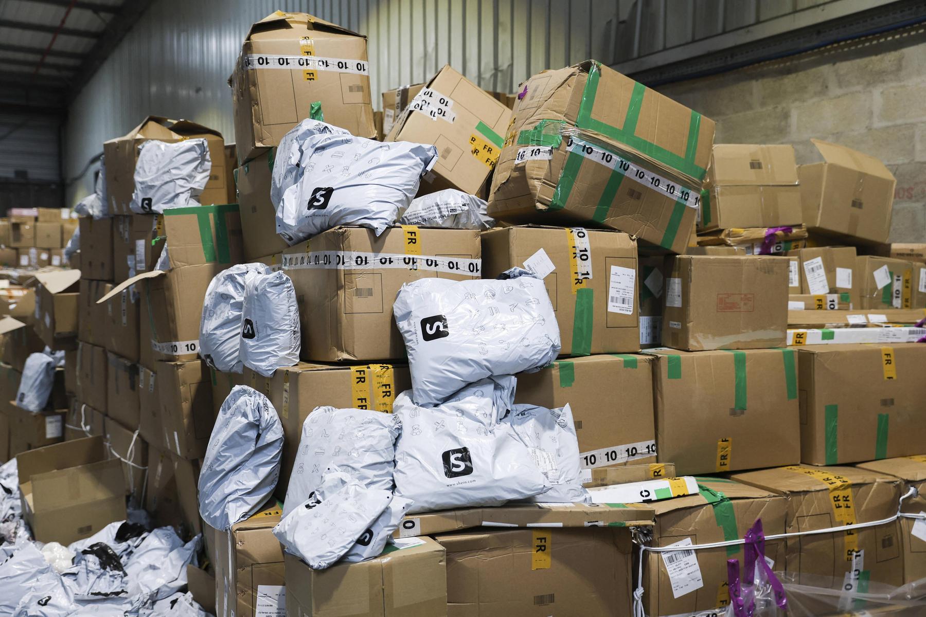 EU odpravlja davčno olajšavo za pakete, da bi zajezila poplavo kitajskih pošiljk