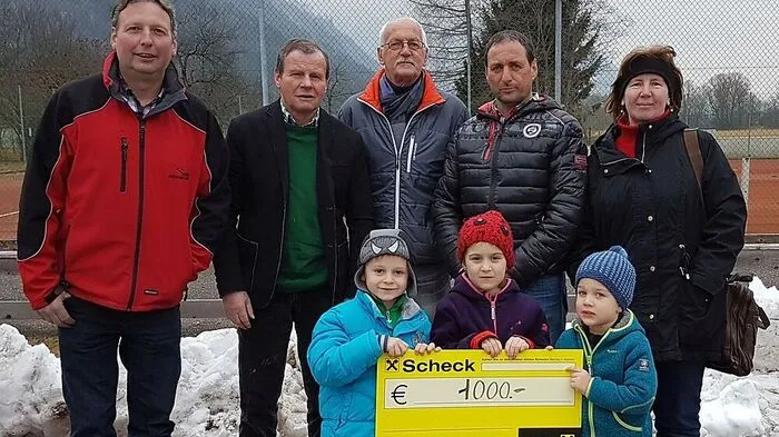 Werner Brunner, Willi Ramsbacher, Hubert Kalt, Harald Steiner, Renate Resinger mit Jonas Pließnig, Emely und Luca Hofmman (vorne von links)
