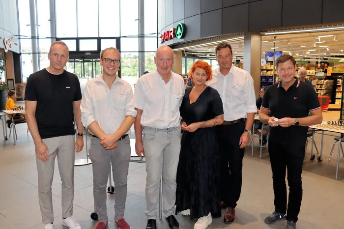 Zum Event luden der amtierende Vereinsobmann Günter Gößler (Dritter von links) und sein Team. Zum Blitzschachturnier mit Großmeister Markus Ragger (Zweiter von links) kamen unter anderen Bürgermeister Jochen Bocksruker, Finanzreferent Josef Schüller und Stadtrat Andreas Albrecher zu Maria Lienhart ins Weststeirische Einkaufszentrum (WEZ).