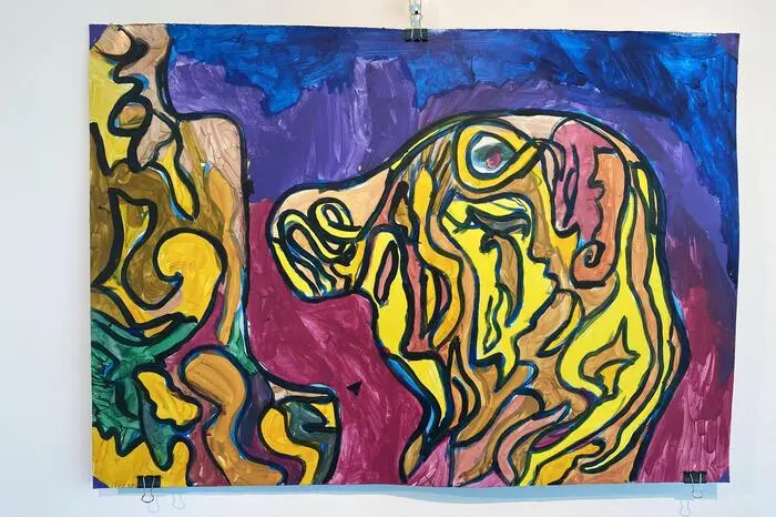 Die Kurse dauerten zwischen 7 und 15 Wochen und wurden mit insgesamt 60 Kursplätzen belegt. Die Ausstellung im Kunsthaus umfasst Werke von 27 jungen Künstlerinnen und Künstlern. Zu bestaunen sind unter anderem Aquarell- oder PopART-Werke, Bleistiftzeichnungen oder Figuren aus Stein. 
