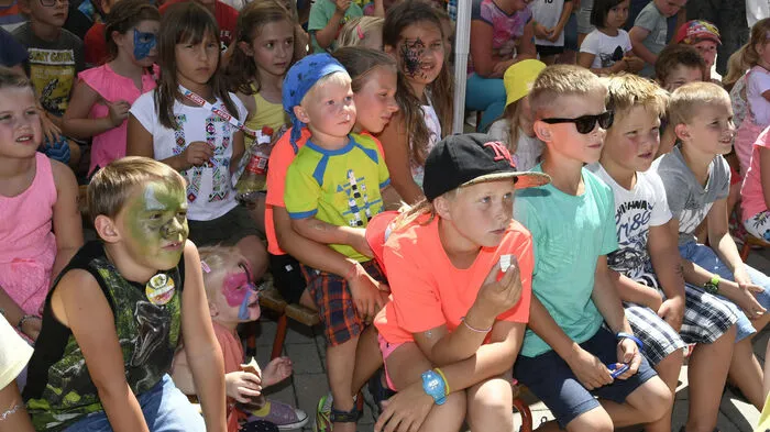 Waren die VIPs beim großen Familienfest in Spittal: Die hunderten Kids und deren Familien. Gespannt verfolgten die Kinder den Auftritt vom Kasperl.