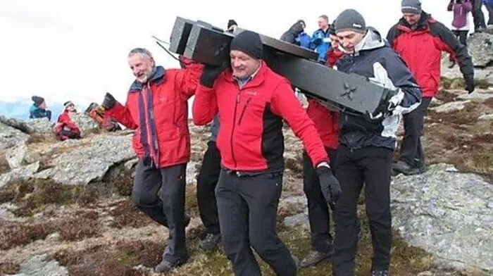 Gemeinsam wurde das Petererkreuz vom Berg ins Tal gebracht