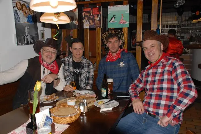 Zur Tradition gehört es auch, dass das Gasthof Siegfried Gruber zum alljährlichen Faschingsschmaus einlud, inklusive musikalischer Begleitung. Heuer unter dem Motto „Legends of music“, anlässlich des 90. Geburtstags des King of Pop „Elvis Presley“. 