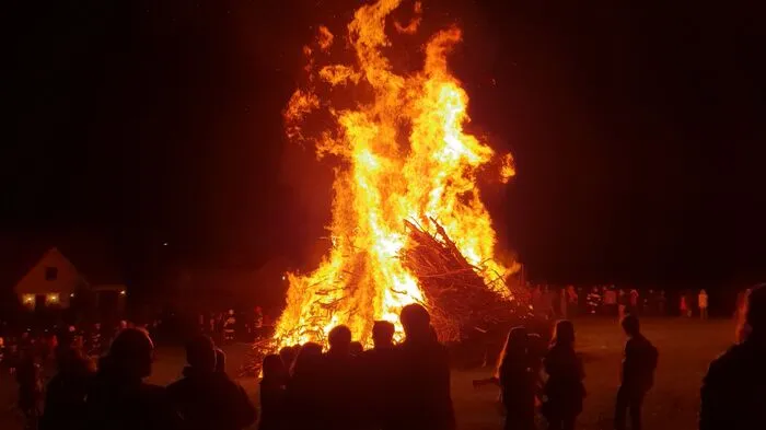Samstagabend strömten die Massen zum Osterfeuer in Hart bei Graz.