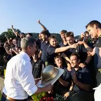 Landeshauptmann Daniel Fellner überreichte die Trophäe