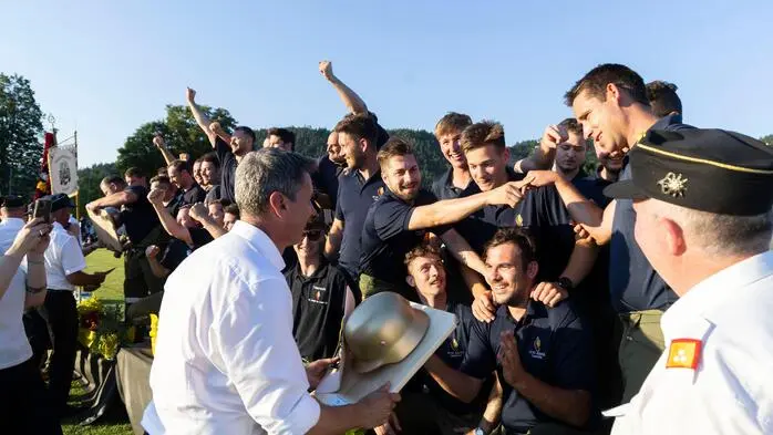 Landeshauptmann Daniel Fellner überreichte die Trophäe