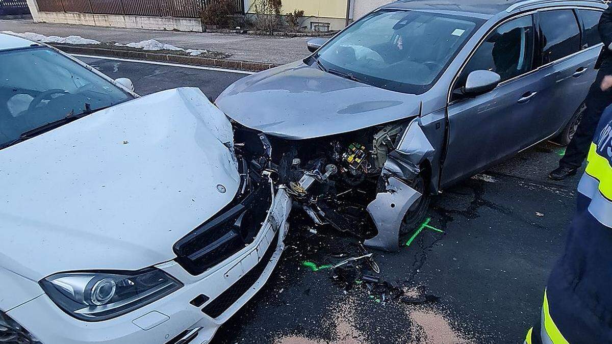 Drei Feuerwehren standen Dienstagnachmittag auf der Hauptstraße im Einsatz, die für den Verkehr gesperrt werden musste