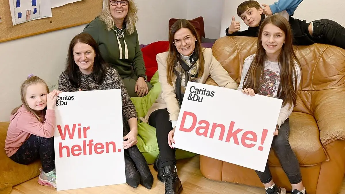 Chancengleichheit für alle Kinder: Stefanie Rud (CEO Ortner Reinraumtechnik) mit Tochter Helene (li), Lerncafé-Leiterin Siegrun Marchetti und Roberta Striedinger von der Caritas Kärnten mit Lerncafé-Kindern