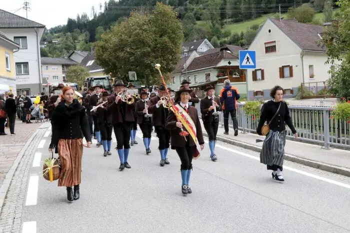 Absoluter Höhepunkt am Sonntag war zweifelsohne der Festzug mit 36 Wägen durch den Ort, der von der Marktmusik Eberstein unter Kapellmeisterin Kathrin Bischof angeführt wurde. 
