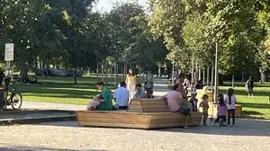 Seit Mittwoche stehen die neuen Sitzmöbel im Augarten - und werden gleich gut angenommen