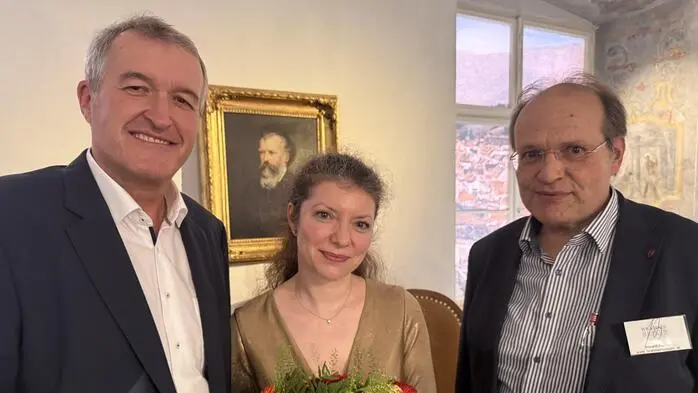 Bürgermeister Karl Rudischer, Pianistin und kulturelle Leiterin Sofja Gülbadamova und Museumsbetreiber Ronald Fuchs