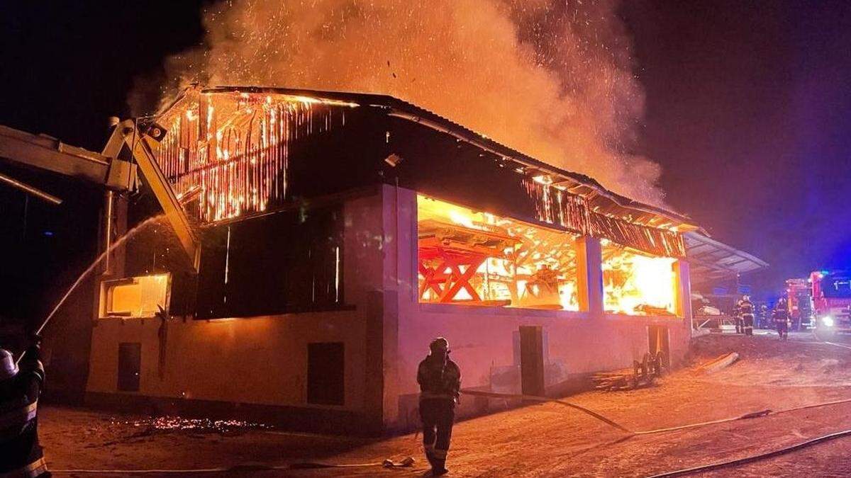 Das Herzstück des Sägewerks stand bereits im Vollbrand, als die Feuerwehr eintraf