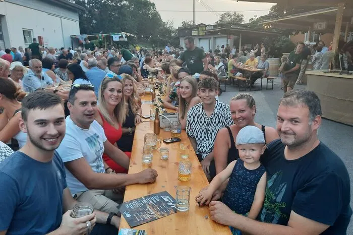 Die Einnahmen vom „Jubiläums-Lanzln“ und dem Verkauf ihres Getränks „Stierbluat“ kommen dem Verein selbst, hier vor allem der Jugendarbeit der Teichpiraten, zugute.