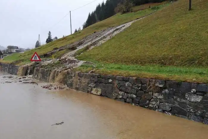 Es herrscht Krisenstimmung. Feuerwehren halten über Funk Kontakt. "Ein Zusammenkommen ist wegen der Straßenverhältnisse und Überschwemmungen überhaupt nicht möglich", schildert Lukas Guggenberger vor Ort.