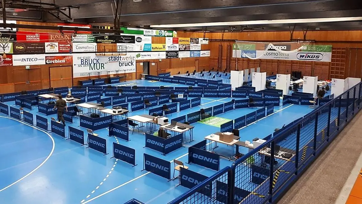 Die Teststation in der Brucker Sporthalle