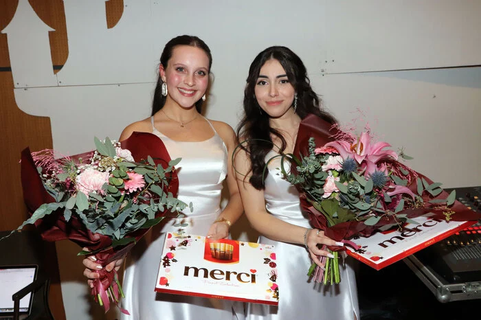 Am Foto von Links: Nina Felsberger Ballsprecherin und Sofia Minasyan . Weitere Namen vom Ballkomitee: 

Celine Madrutter, Nadine Di Bernardo, Lilly Suppan und Magdalena Altmann.

