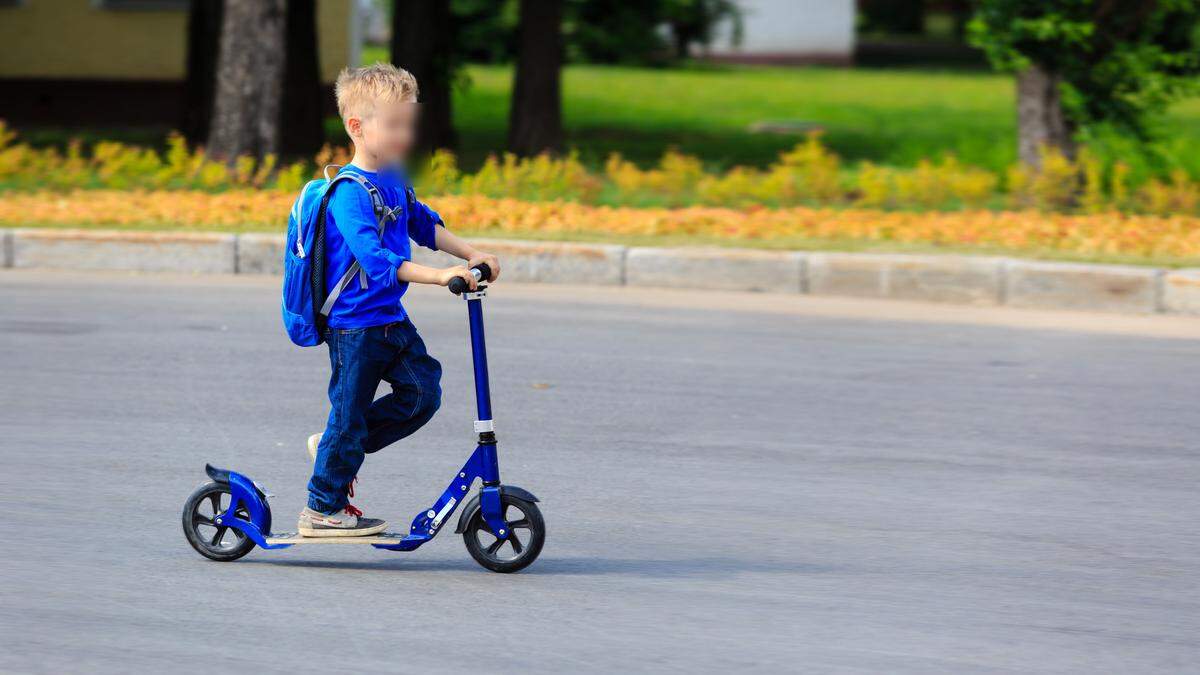 Ein Radler kollidierte mit einem Bub, der auf einem Scooter unterwegs war