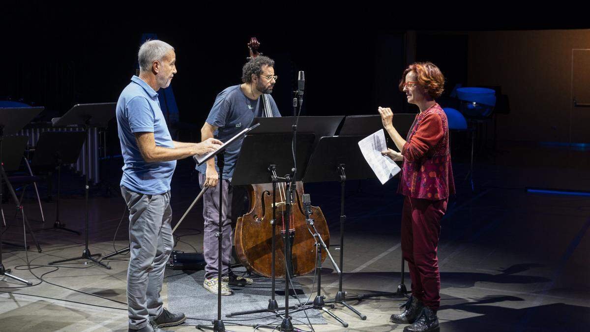 Elisabeth Harnik bei Proben im Volkshaus Graz für das musikprotokoll 2022