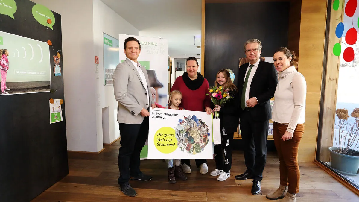 LH Drexler und Direktor Mele bei der Überreischung des "Museumpakets" im SOS Kinderdorf Stübing