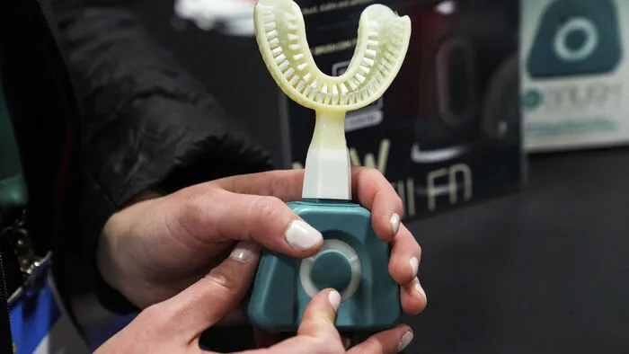 Die Fasteesh Y-Brush verspricht, den gesamten Mund in "zehn Sekunden" zu reinigen.