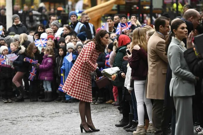 Die schwangere Kate leuchtete in ihrem rot-weiß-kariertem Mantel aus der Menge heraus.