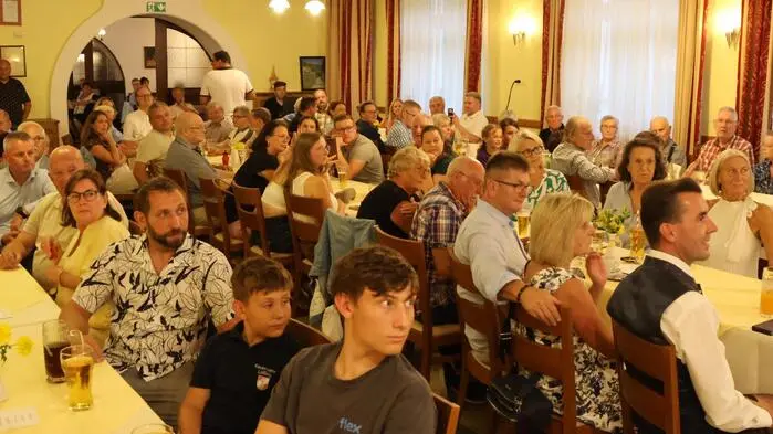 Von 7. bis 9. August steht das kleine Örtchen Lölling in der Gemeinde Hüttenberg ganz im Zeichen der Begegnung: Beim „5. Löllinger Treffen (Cheforganisator: Walter Neugebauer) kommen ehemalige Bewohner, Nachkommen sowie Freunde des Ortes aus dem In- und Ausland im Löllinger Graben zusammen. Im Mittelpunkt stehen das Wiedersehen, der Austausch gemeinsamer Erinnerungen und die Verbundenheit mit der traditionsreichen Bergbaugemeinde.