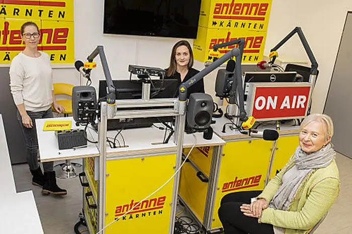Das Gespräch mit Sabina Schautzer führten Pia Pipal (Antenne Kärnten) und Eva Maria Scharf (Kleine Zeitung). Sämtliche Beteiligte waren am Tag der Aufnahme negativ auf das Corona-Virus getestet