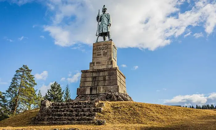 Das 1909 errichtete Denkmal dient als Wegweiser