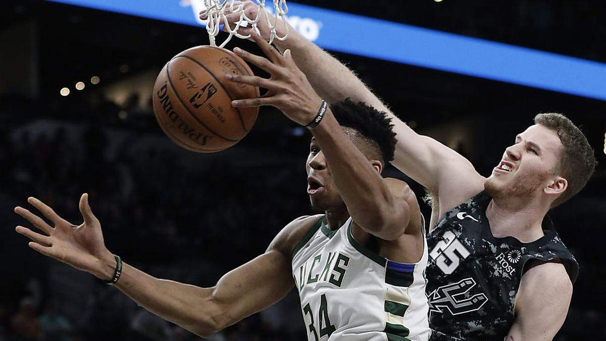 Giannis Antetokounmpo und Jakob Pöltl